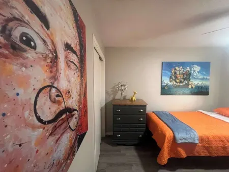 Your pet friendly Tampa pool home, right between the beaches and Tampa proper! Отели рядом с достопримечательностью «Island Bamboo»