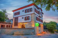 Saffronia 1900 Boutique Hotel - parking