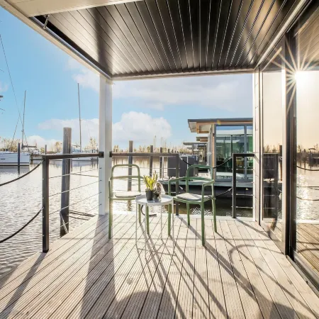 Beautiful Houseboat with Shared Pool