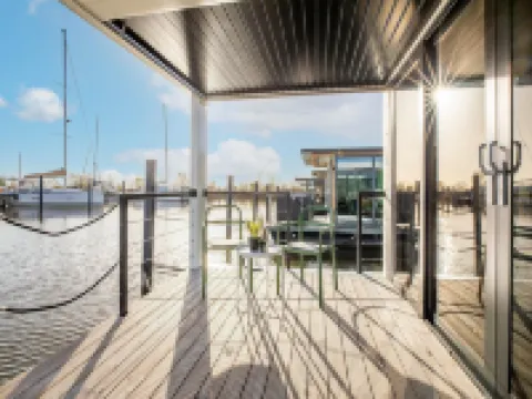 Beautiful Houseboat with Shared Pool