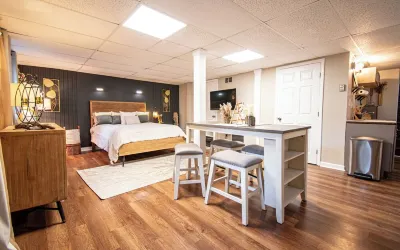 Stone Mountain retreat w/ private entry, rustic charm & near local sights! Hotels near Hambrick Square