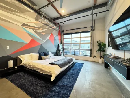 Studio-style loft with Garage door only 6 miles from Disney!