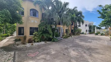 Little Savoy Guest House Отели в г. Дамбартон