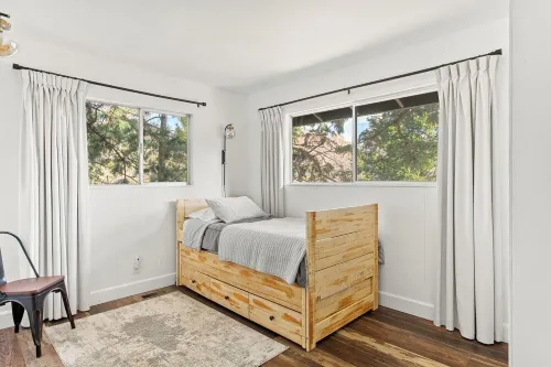 Charming 3-bedroom house in Crestline with WiFi and AC