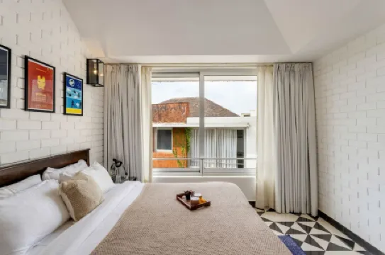 Modern 2BHK w Rooftop Pool 10 Mins Drive to Beach