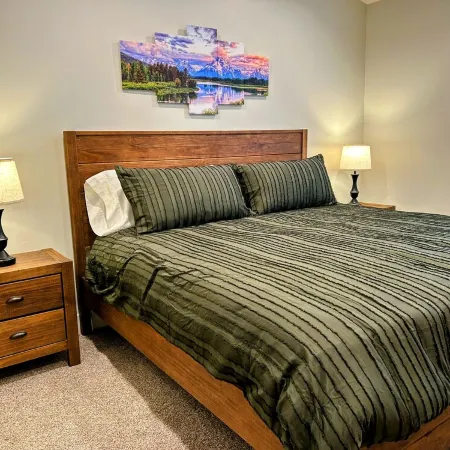 Modern Gem • 2 Kings • Bunks • Hot Tub • Walkable to Driggs • Mountain Views