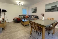 Harbourside, Luxury Two Bedroom Townhouse with Bike store – Sleeps 6