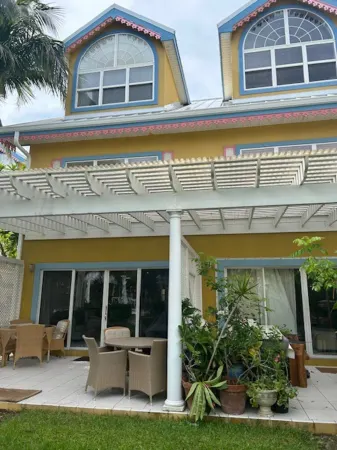 Charming 3-bedroom condo with AC and WiFi in wonderful West Bay Отели рядом с достопримечательностью «TURTLE LAGOON»