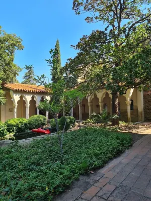 Renovated apartment 50m from the beach, Self-contained entrance, Air-conditioned.