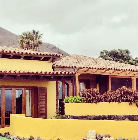 Large Heated Pool, Hot Tub, Bar, Games Room, Gym, 2 Caves, New Outdoor Kitchen