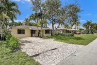 Charming 3 bedrooms house with heated pool & Grill