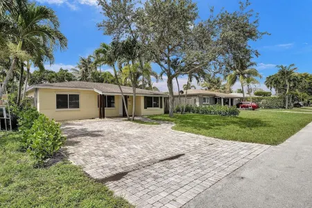 Charming 3 bedrooms house with heated pool & Grill