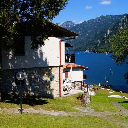 Directly on the lake with terrace