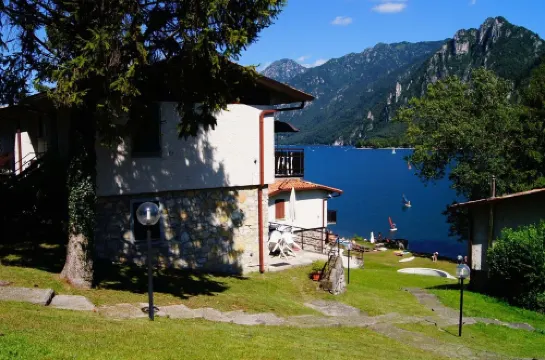 Directly on the lake with terrace
