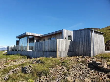 Family Friendly Country House w/ Amazing View, Hot Tub, Sauna Отели в г. Kjosarhreppur