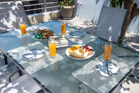 Avli Village House with Private Jacuzzi Отели рядом с достопримечательностью «Anthony Quinn Bay»