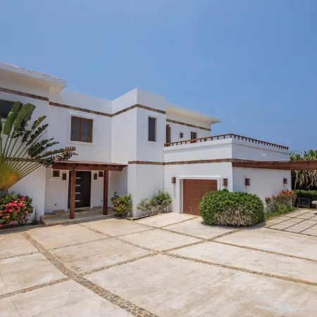 Casa Sunrise, Luxury Ocean Front Vacation House.