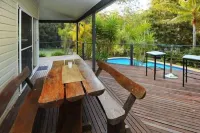 PERFECT FOR LARGE FAMILIES CLOSE TO BEACH AND SHOPS, ACREAGE & GAMES ROOMS