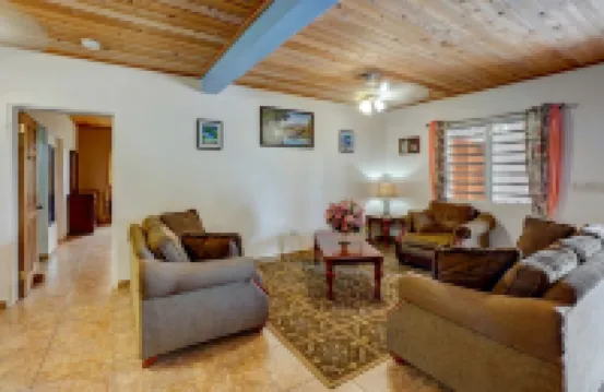 Mid-Island beauty! 5 minutes from shopping, dining and the beach.