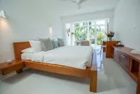 Stunning Beach Front Property w/ 14 beds. Perfect for Multi families & Reunions!