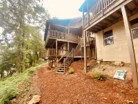 Pets/Kids love the Jacuzzi @ Large Lakeside Cabin