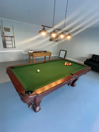 Spacious & Modern Retreat with Game Room Отели рядом с достопримечательностью «Университет Южная Каролина Апстейт»