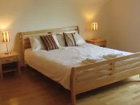 Wonderful Sea Views, Walks, Hiking, Beaches, Fishing, Family Friendly, WiFi Hotels near Charlie Chaplin Statue