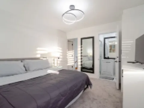 Spacious & Modern by the Beach ~ King & Queen Beds โรงแรมในไวท์ร็อค