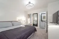 Spacious & Modern by the Beach ~ King & Queen Beds
