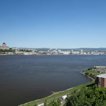 Grandiose!, Ground floor, 3 Bedrooms! Vue Chateau!!! Renovated, Air-conditioned, Free parking