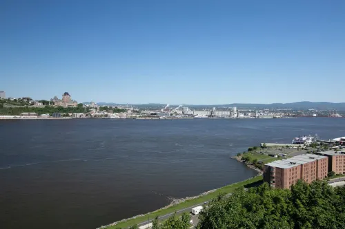 Grandiose!, Ground floor, 3 Bedrooms! Vue Chateau!!! Renovated, Air-conditioned, Free parking