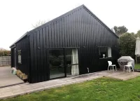 Lovely 1 bedroom - 1 bathroom unit.  Self contained with full kitchen.