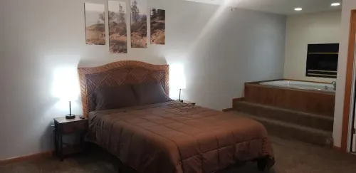 Private Downtown Apt, King Bed, Jet Bath, Fireplace, Grill, near Indiana Dunes