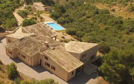 Son Pages - two exclusive houses with sea views, large pool, fully air-conditioned Отели рядом с достопримечательностью «Porto Cristo sign»