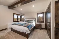 Exquisite Luxury Home with Panoramic Mountain Views & First-Class Amenities