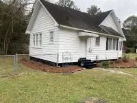 Cheerful Spacious 4 Bedroom 2 Bath & plenty parking Hotels near Walmart Supercenter
