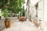 Mas Provençal 10 Chambres 20 Personnes à Maillane, Jardin de 4000 m², Piscine