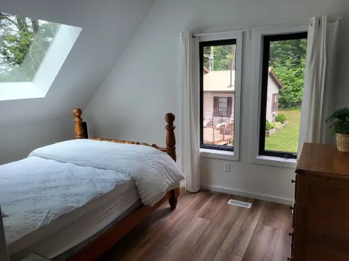 Cozy Lakeside Living Hotels in Frontenac County