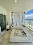 Hidden Gem! 1br1bth Condo Right on the Beach!
