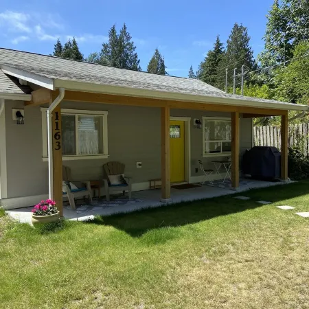 Roberts Creek Cottage. Close to village, beach, hiking and biking trails.