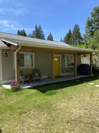 Roberts Creek Cottage. Close to village, beach, hiking and biking trails.
