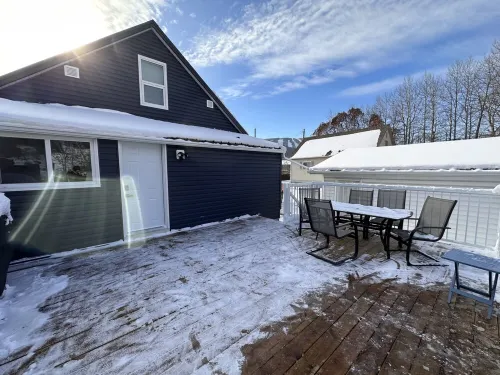 Mountain getaway w/ hot tub & heated garage Các khách sạn ở Crowsnest Pass