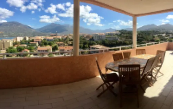 Spacious apartment with sea view, swimming pool, near beaches and harbor