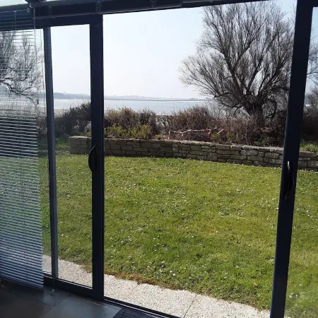 Bright, sea-view apartment with direct beach access