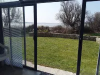 Bright, sea-view apartment with direct beach access - 3-stjärniga
