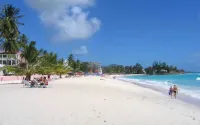 Modern 1 BR KING Bed with Pool NR Beaches