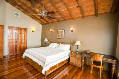 Experience An Oasis of Luxury in Roatan's Vibrant West End فنادق في 