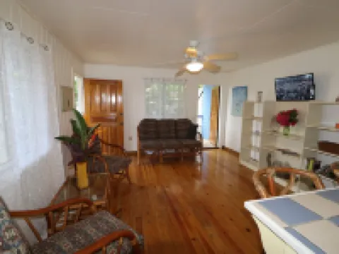 Main Floor at The Gardens! Hoteles en Utila