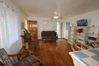 Main Floor at The Gardens! Hotels in Utila