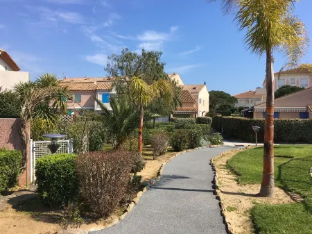 Air-conditioned Mazet with pool, terrace, wifi, near the beach